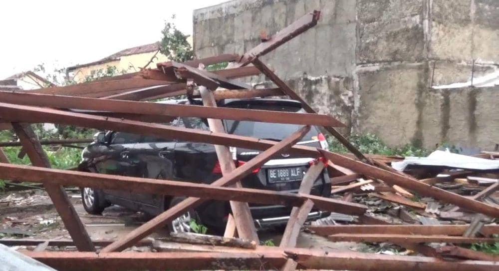 Rumah warga yang rubuh di Bandar Lampung karena angin kencang. (IDN Times/Muhaimin)