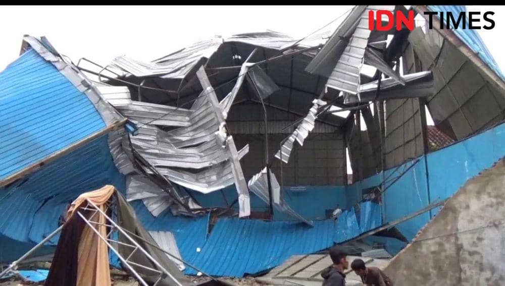 GOR Badminton di Bandar Lampung rubuh akibat angin kencang. (IDN Times/Muhaimin)