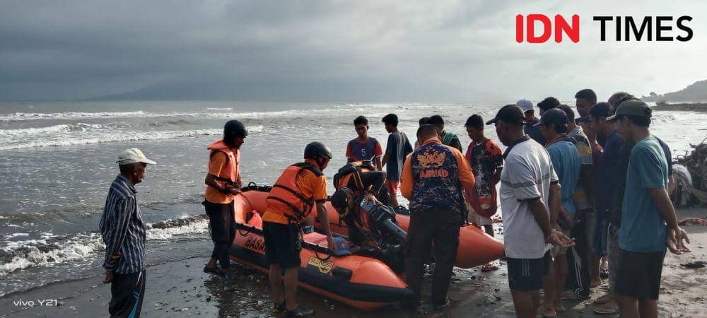 Foto tim gabungan saat mencari 5 korban hanyut terbawa banjir dari Desa Nangawera Kecamatan Wera Kabupaten Bima (Dok/Istimewa)