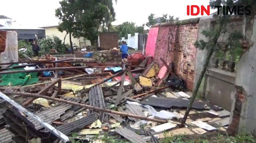 Atap rumah warga yang terbang di Bandar Lampung (IDN Times/Muhaimin)