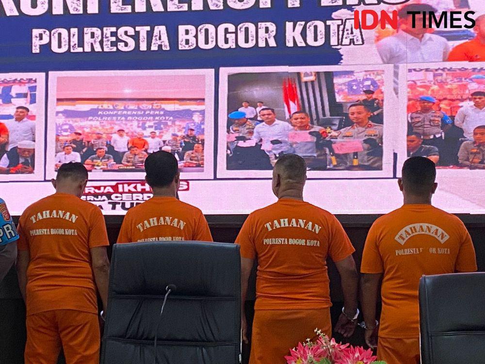 Keempat tersangka penembakan pria (45) inisial TH di Pasar Mawar Kota Bogor, Jawa Barat, Selasa (4/2/2025). (Linna Susanti/IDN Times)