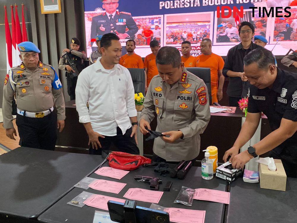 Kapolresta Bogor Kota Kombes Pol Eko Prasetyo bersama Kasatreskrim Polresta Bogor Kota AKP Aji Riznaldi saat akan menunjukkan barang bukti penembakan pria (45) inisial TH pada ungkap kasus di Mapolresta Bogor Kota, Selasa (4/2/2025). (Linna Susanti/IDN Times).