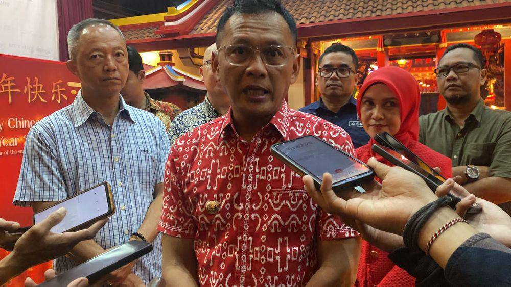 Pj Wali Kota Bogor Hery Antasari saat diwawancarai di Vihara Dhanagun Kota Bogor, Jawa Barat, Selasa (4/2/2025). (Linna Susanti/IDN Times).