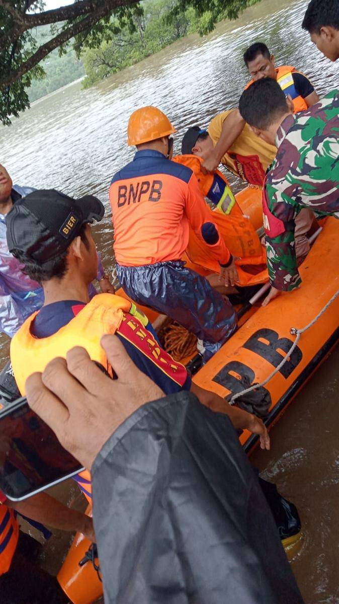 Evaluasi korban oleh Tim SAR gabungan. (dok. BPBD NTB)