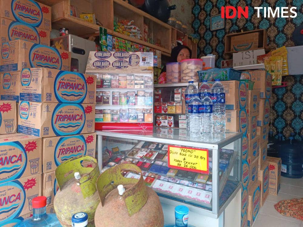 Aktivitas pangkalan dan pengecer gas LPG 3 Kg di Bandar Lampung. (IDN Times/Tama Yudha Wiguna).