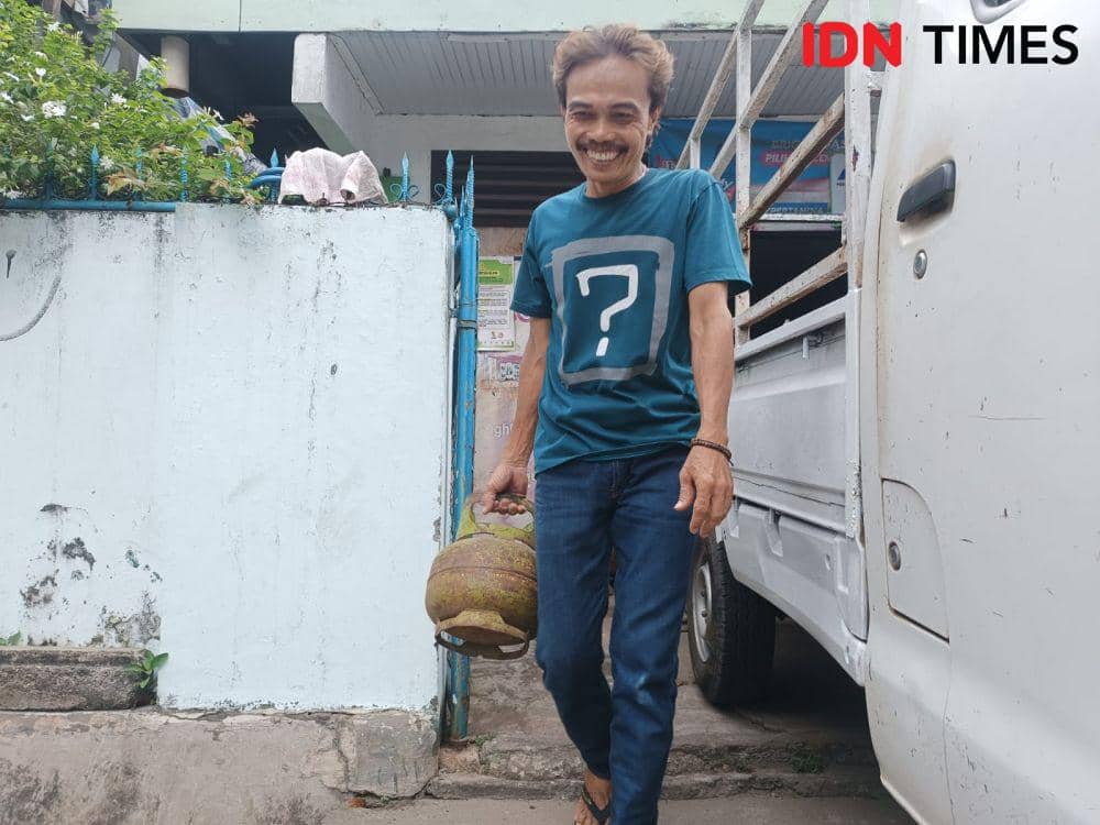 Aktivitas pangkalan dan pengecer gas LPG 3 Kg di Bandar Lampung. (IDN Times/Tama Yudha Wiguna).