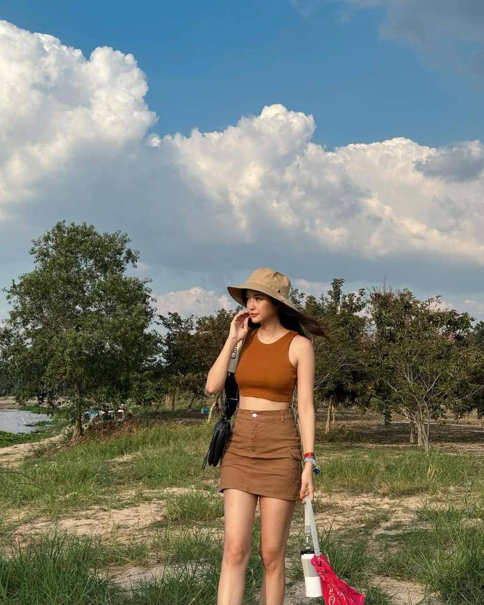 potret ide OOTD pakai rok ala Marie Broenner (instagram.com/marie_broenner)