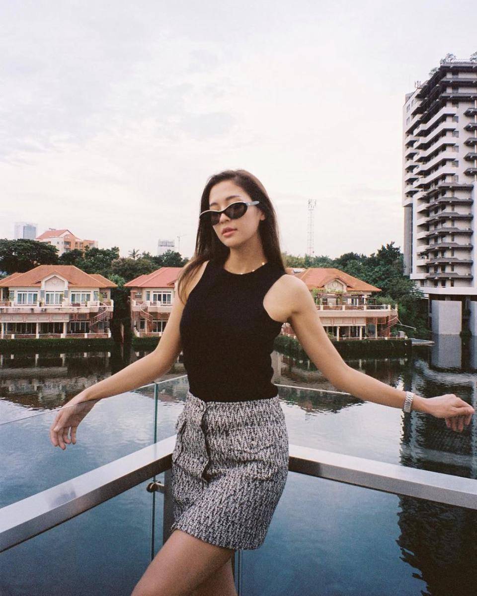 potret ide OOTD pakai rok ala Marie Broenner (instagram.com/marie_broenner)
