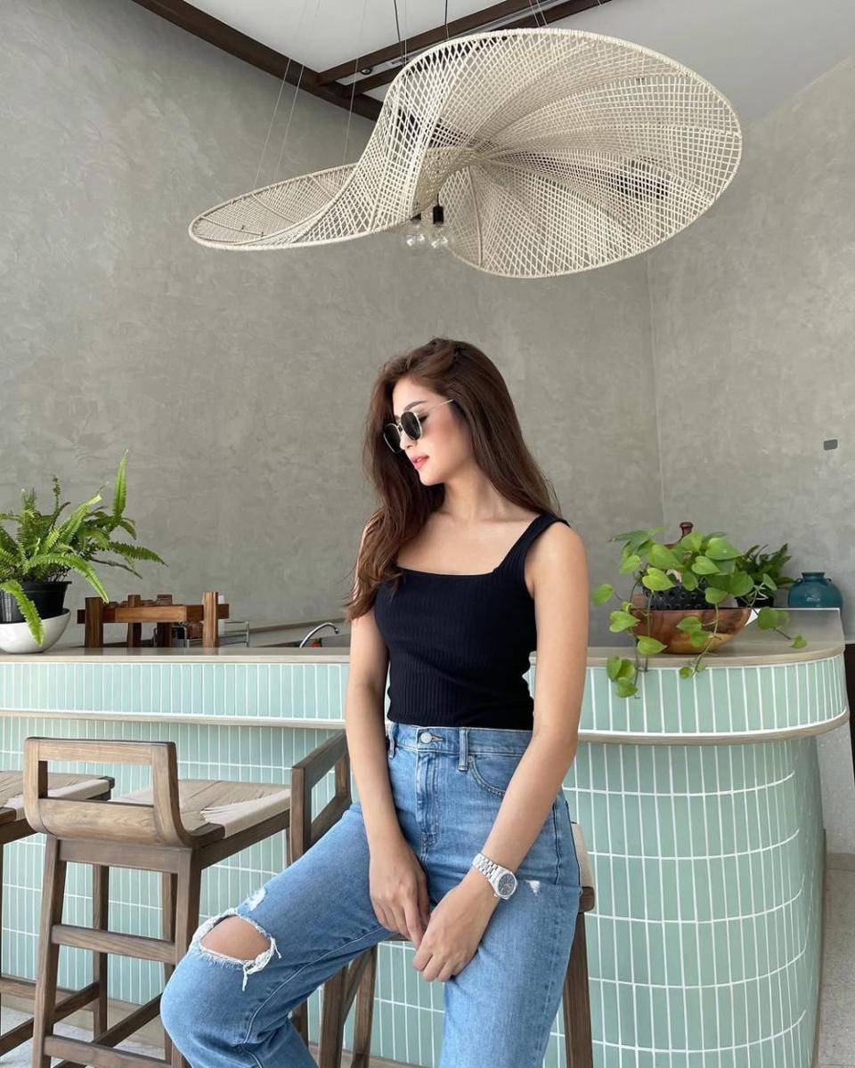 potret ide OOTD pakai celana jeans ala Marie Broenner (instagram.com/marie_broenner)
