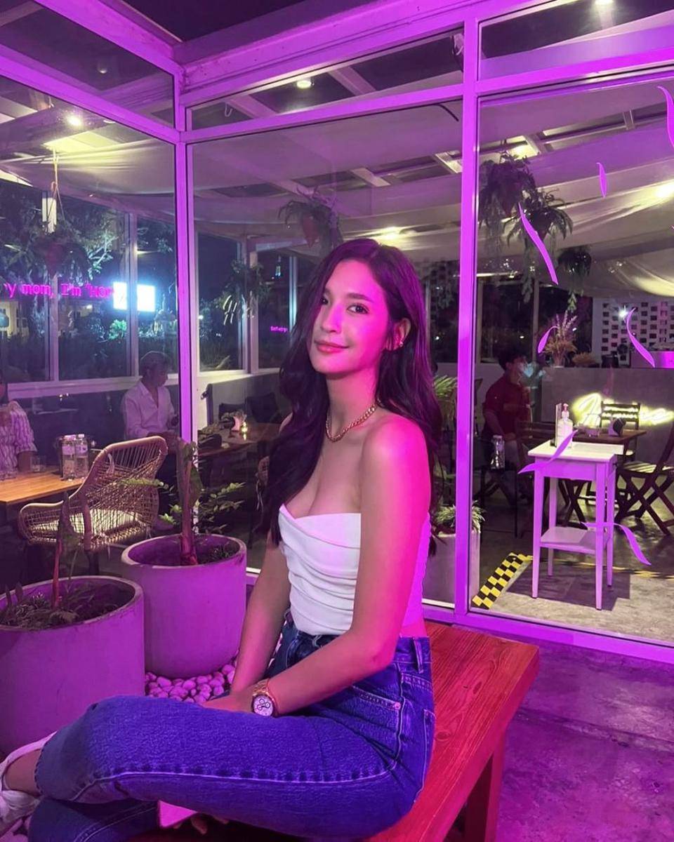 potret ide OOTD pakai celana jeans ala Marie Broenner (instagram.com/marie_broenner)