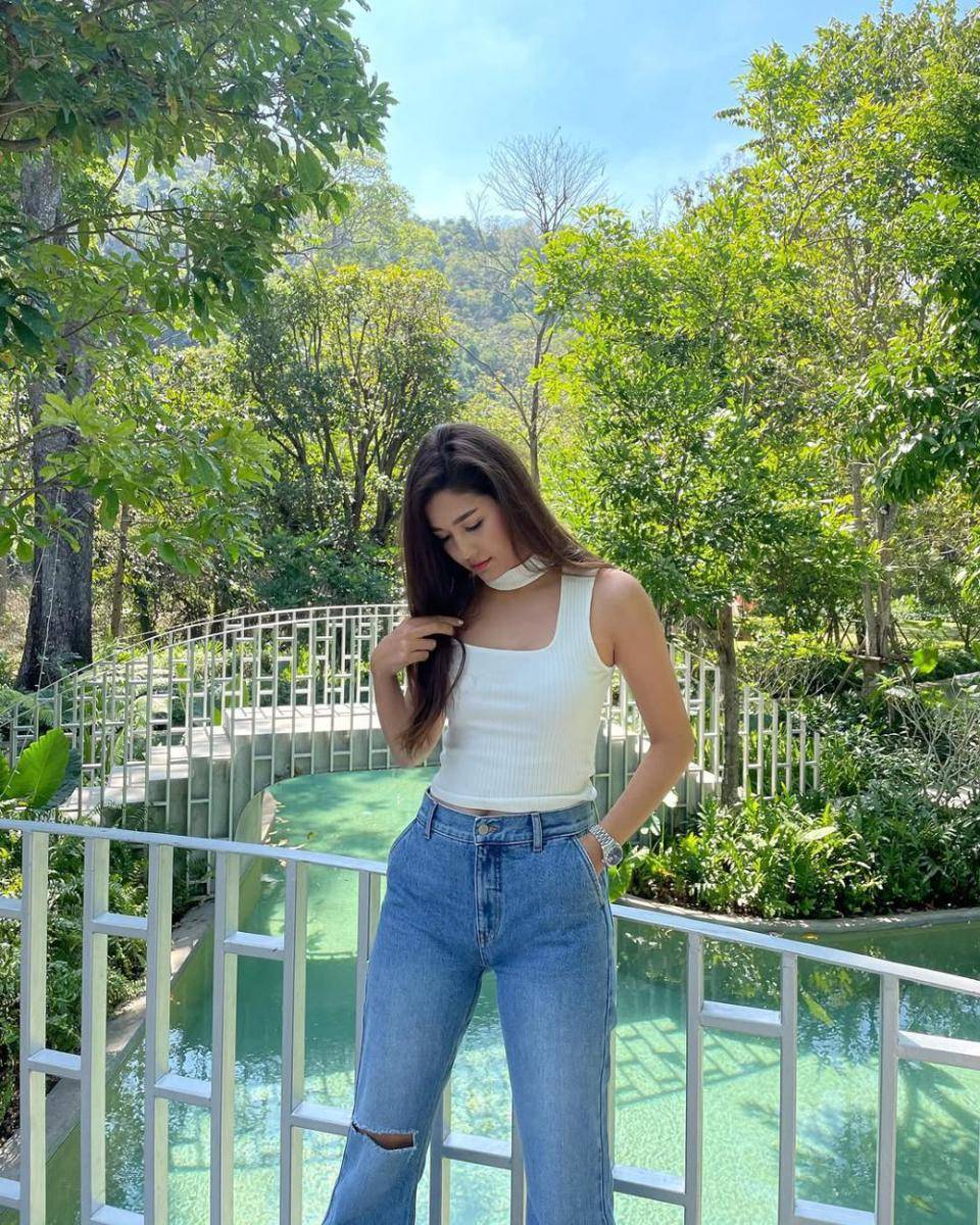 potret ide OOTD pakai celana jeans ala Marie Broenner (instagram.com/marie_broenner)