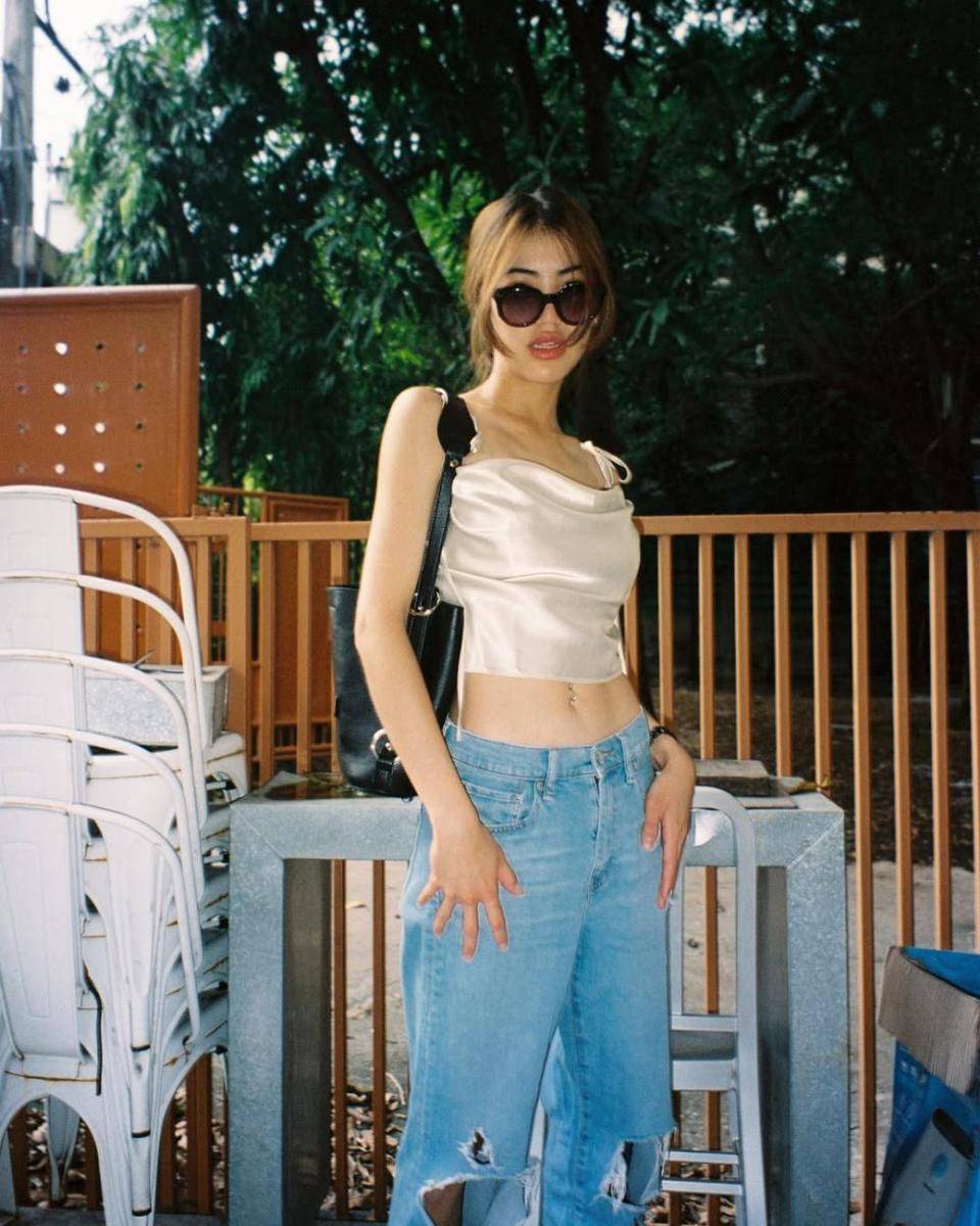 potret ide OOTD pakai celana jeans ala Marie Broenner (instagram.com/marie_broenner)