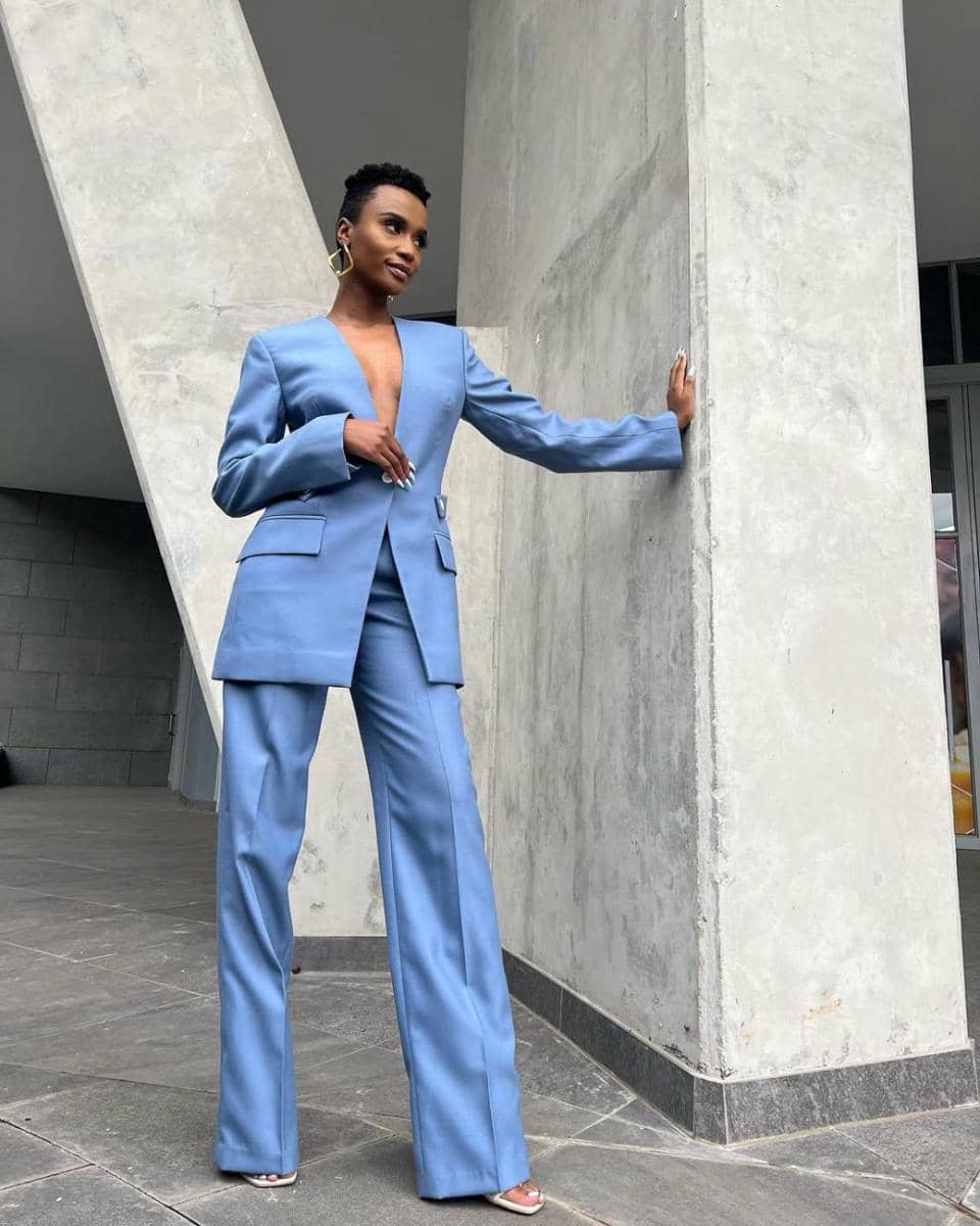 potret OOTD pakai blazer ala Zozibini Tunzi