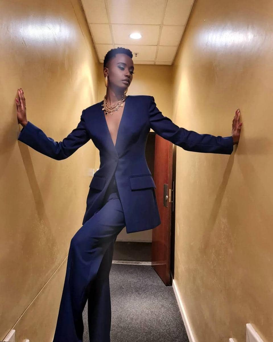 potret OOTD pakai blazer ala Zozibini Tunzi