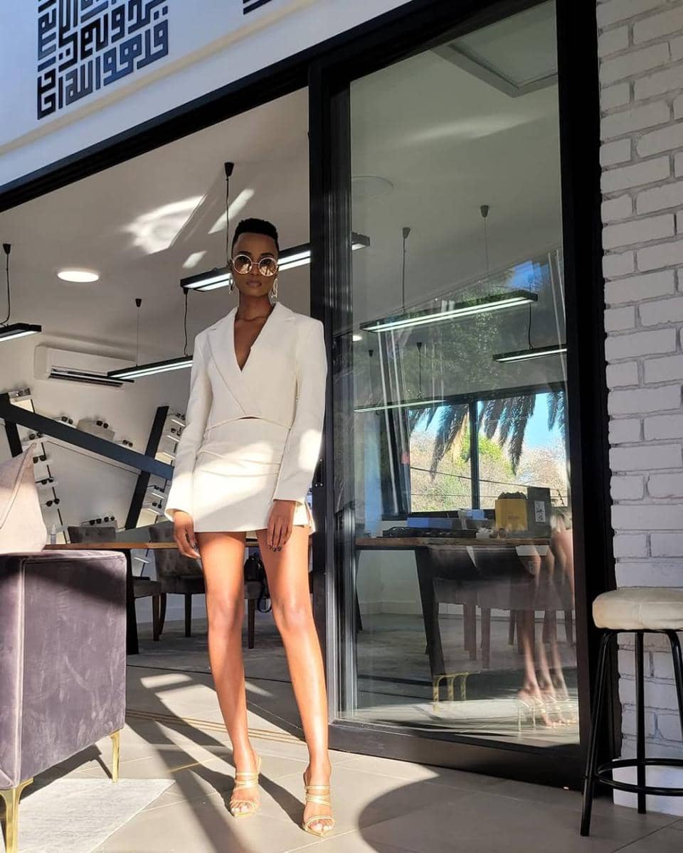 potret OOTD pakai blazer ala Zozibini Tunzi