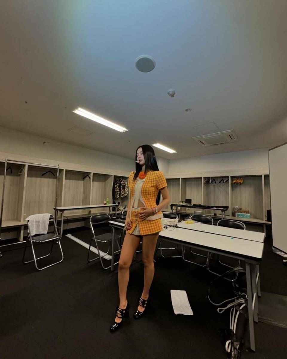 referensi outfit one set ala Jennie BLACKPINK (instagram.com/jennierubyjane)