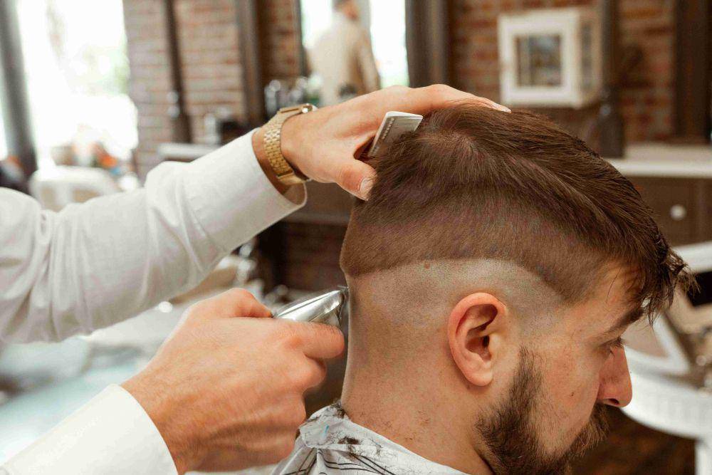 ilustrasi pria sedang potong rambut (unsplash.com/Michael DeMoya)