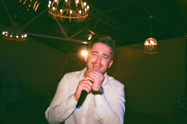ilustrasi karaoke (pexels.com/Aleksandr Neplokhov)