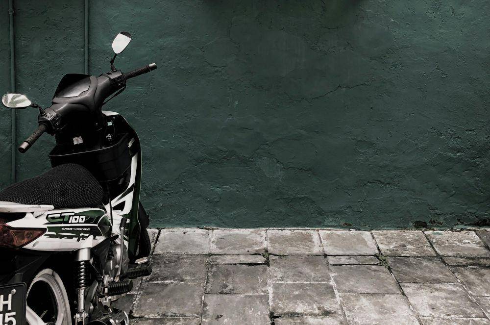 ilustrasi mengistirahatkan motor matic (pexels.com/Ally Tan)