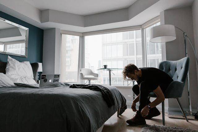 ilustrasi pria di hotel (pexels.com/Andrew Neel)