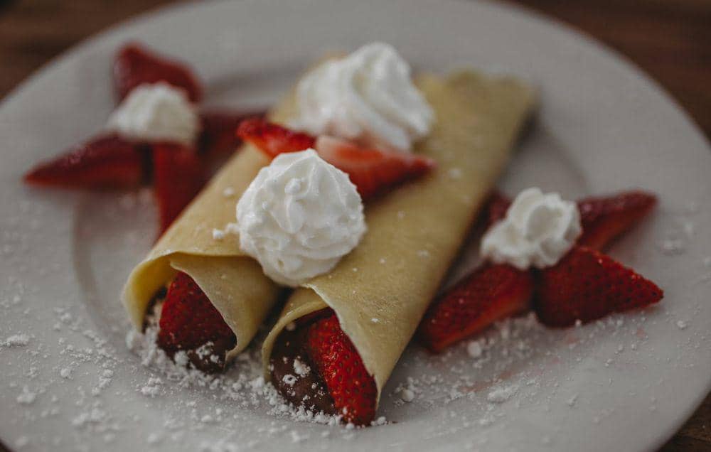 ilustrasi strawberry crepes whipping cream (pexels.com/Eileen lamb)