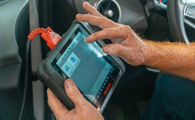 ilustrasi pengecekan sistem audio mobil setelah dipasang (pexels.com/Jose Ricardo Barraza Morachis)