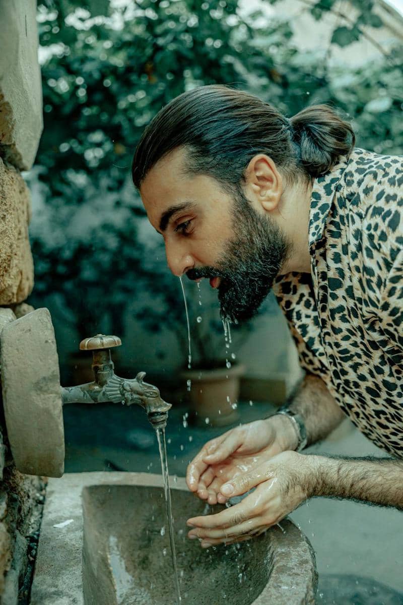 ilustrasi membersihkan jenggot (pexels.com/Masud Allahverdizade)