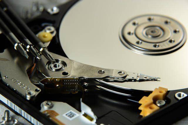 Lebih Parah dari Tanpa Shutdown, Pakai Laptop di Kasur Bikin Harddisk Cepat Jebol