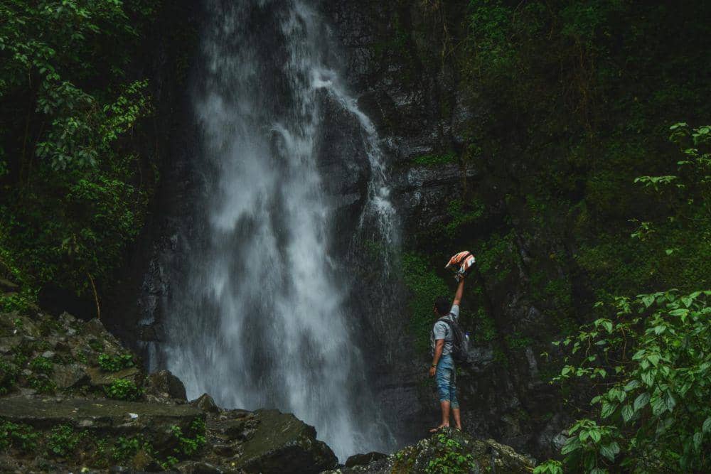 ilustrasi mengunjungi air terjun (pexels.com/shubhendu-singh)