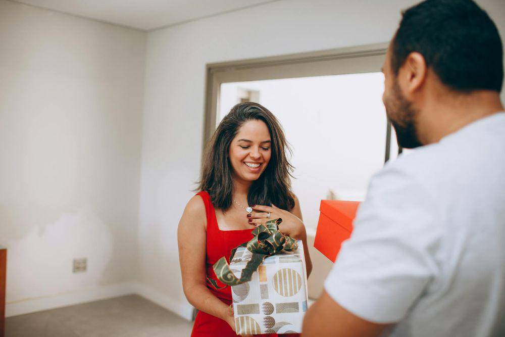 ilustrasi memberikan hadiah ke pasangan (pexels.com/@wildlittlethingsphoto)