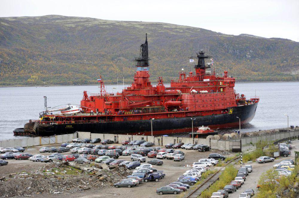 potret kapal pemecah es Yamal ketika sedang sandar di kota pelabuhan Murmansk, Rusia (commons.wikimedia.org/Sergey Eshenko)