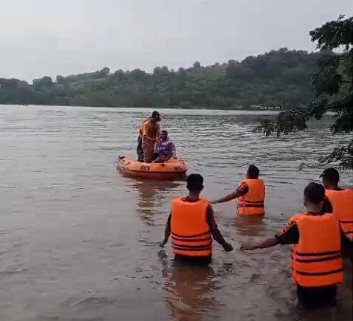 Proses evakuasi jenazah korban banjir bandang di Sumbawa, Selasa (4/2/2025). (dok. BPBD Sumbawa)