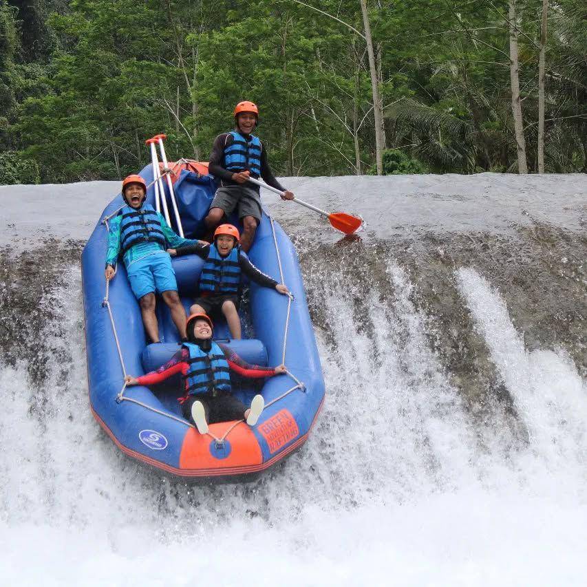 keseruan rafting di Sungai Telaga Waja (instagram.com/telagawajariverrafting)