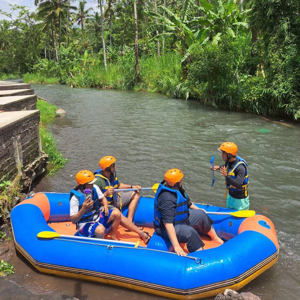 instruktur atau guide yang memberikan pengarahan sebelum rafting (instagram.com/telagawaja)
