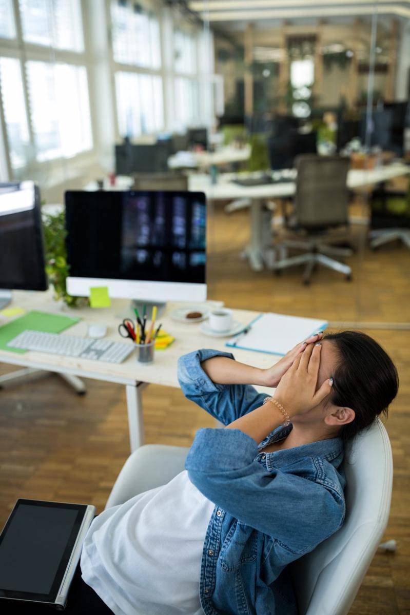 Ilustrasi foto seorang wanita sedang stress. (freepik.com/Peoplecteations)