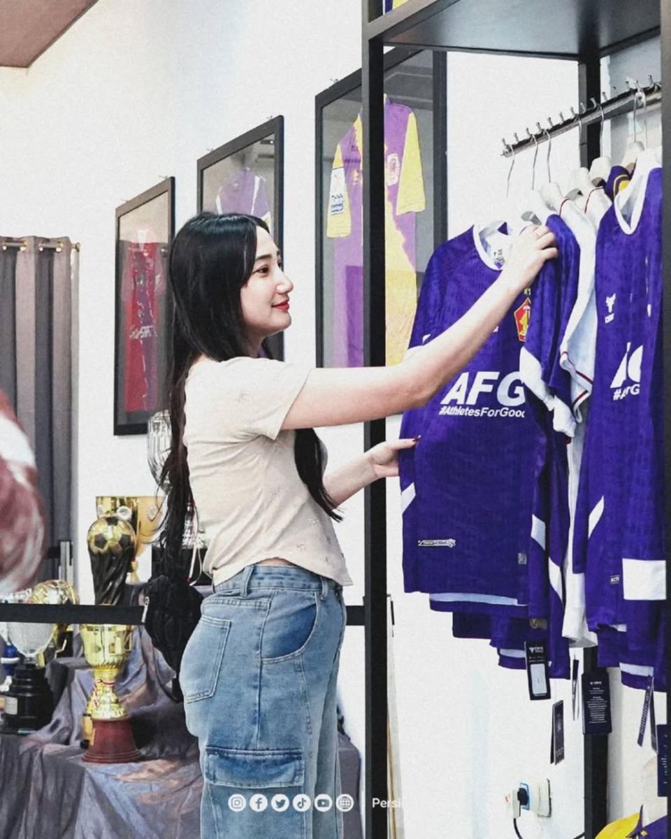 Mendekat ke Suporter, Manajemen Dirikan Persik Store