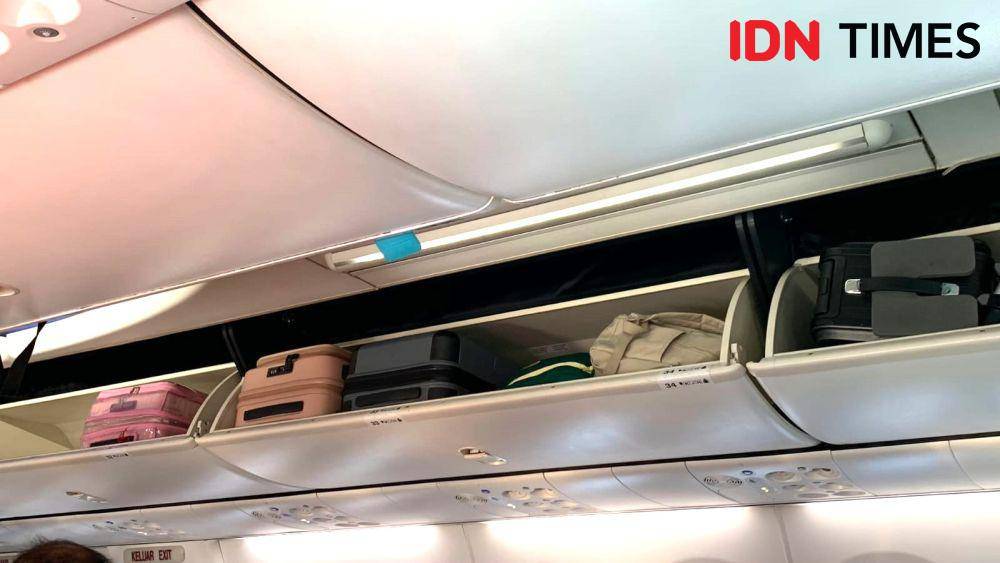 Potret kompartemen bagasi kabin di pesawat (IDN Times/Fasrinisyah Suryaningtyas)