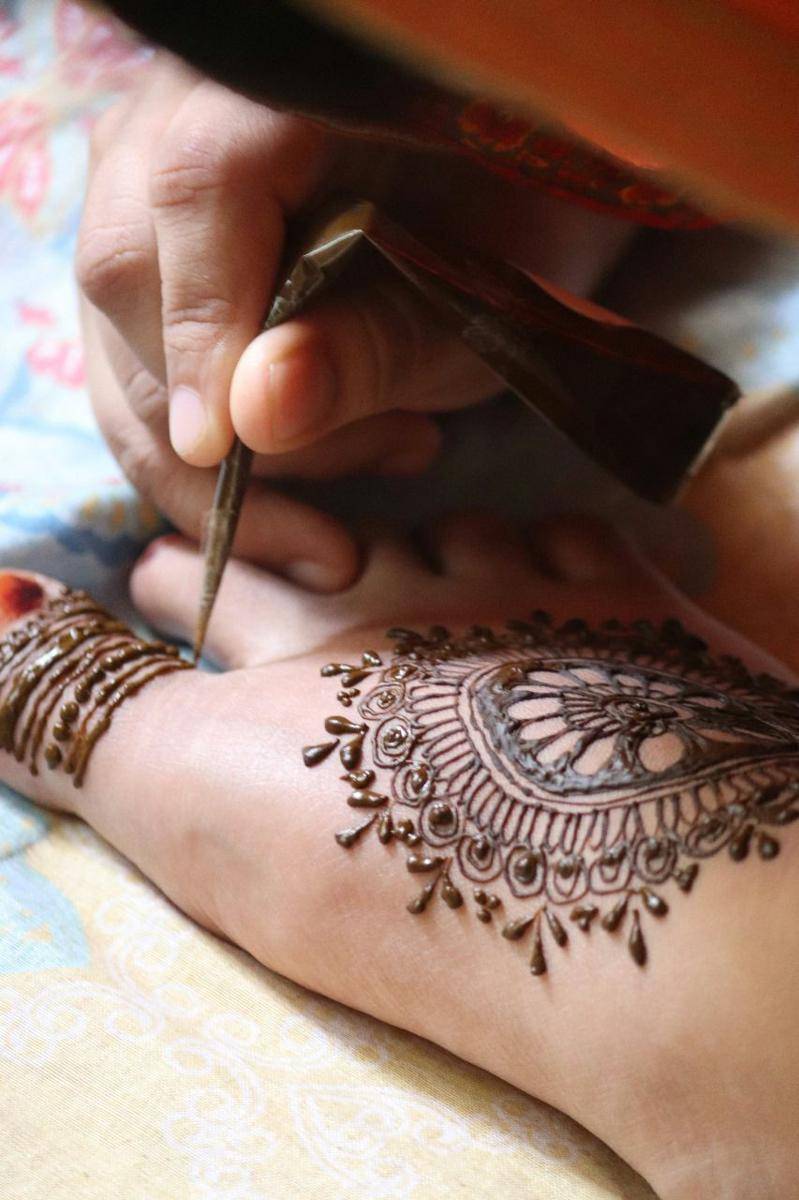 Ilustrasi tangan menggunakan henna (unsplash.com/@shafeeque76s)