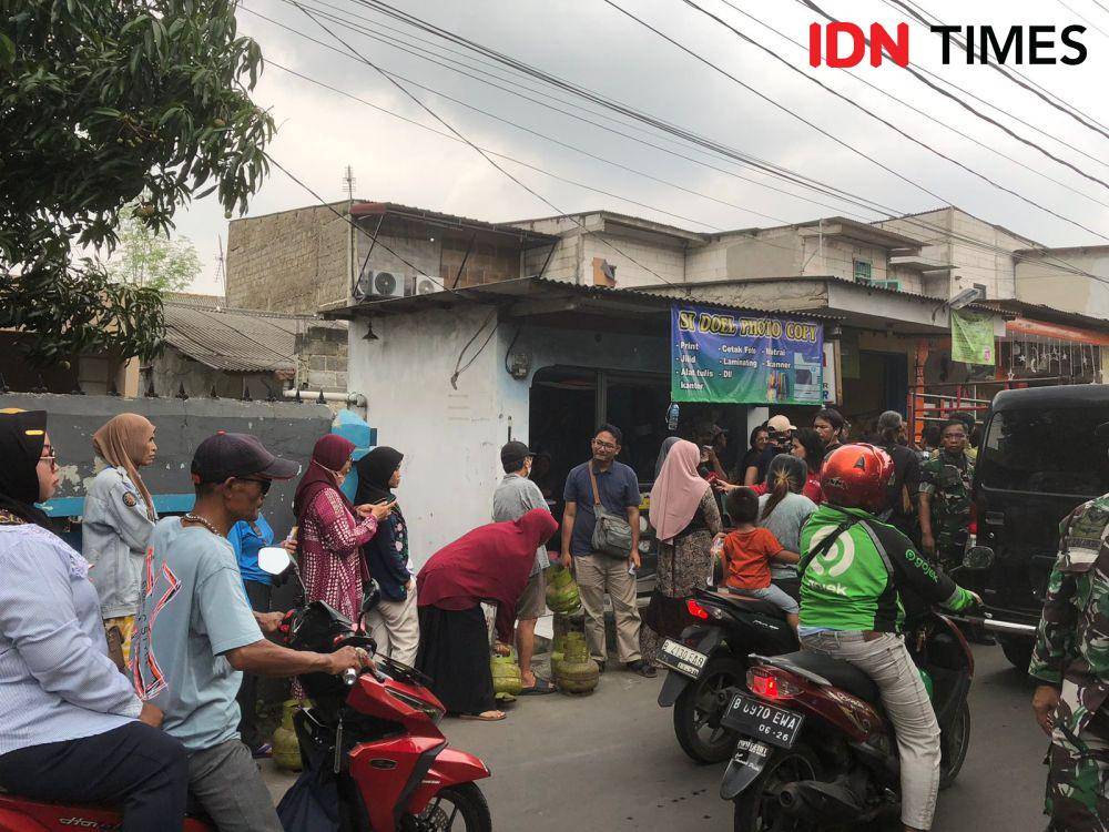 Antrian Pembeli Gas LPG 3Kg (IDN Times/Farid Kurniawan