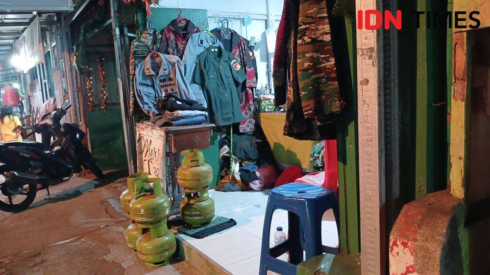 Stok gas LPG 3 kg yang dimiliki pengecer di Jalan 14 Februari, Kelurahan Teling Atas, Kecamatan Wanea, Kota Manado, Sulawesi Utara, Selasa (4/2/2025). IDNTimes/Savi