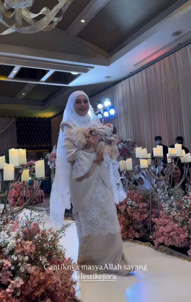 Gaya Lesti Kejora di Akikah Anak Keduanya (instagram.com/kesharatuliu05)