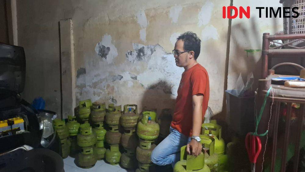 Agen gas LPG 3 KG di Makassar, Ahmad saat ditemui, Selasa (4/2/2025). IDN Times/Darsil Yahya