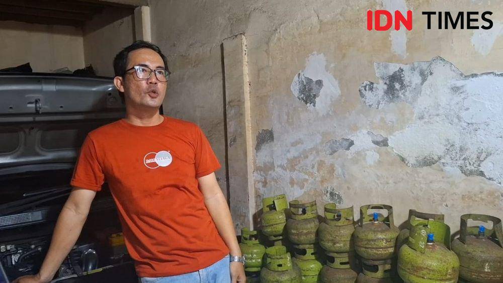 Agen gas LPG 3 KG di Makassar, Ahmad saat ditemui, Selasa (4/2/2025). IDN Times/Darsil Yahya