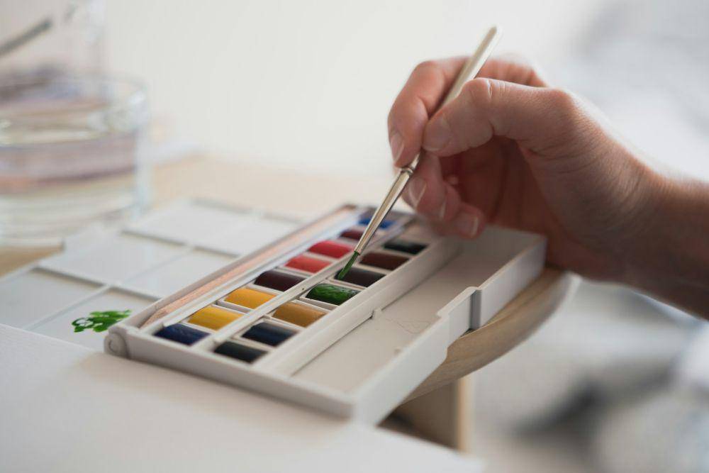 ilustrasi peralatan lukis (unsplash.com/wiozak)