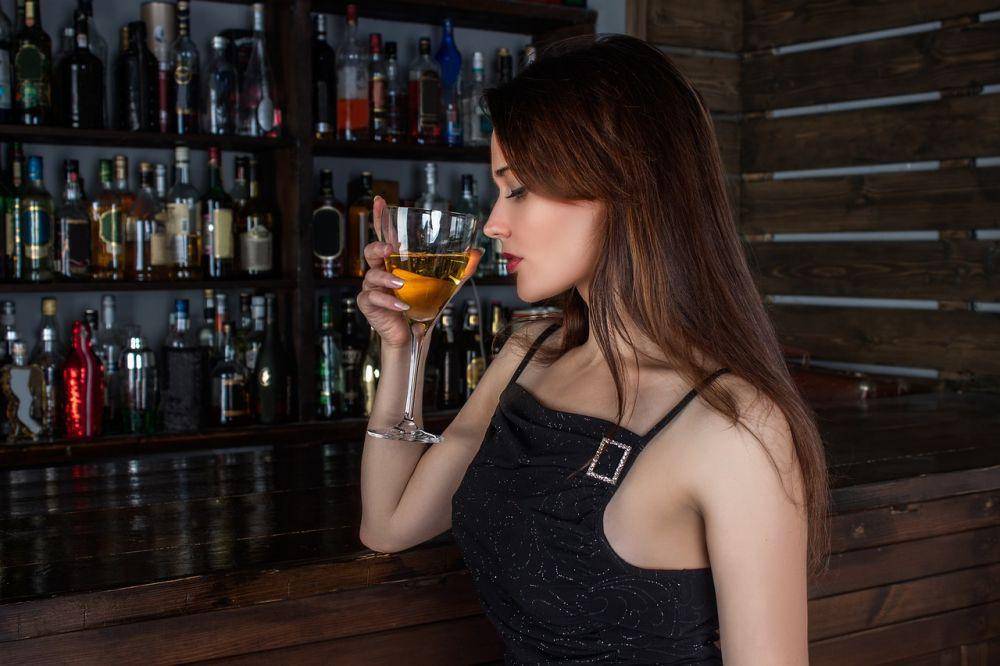 Potret perempuan minum wine (pixabay.com/concord)
