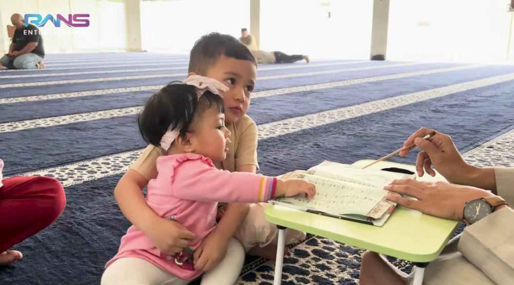 7 Potret Lily Temani Cipung Belajar Mengaji, So Sweet!