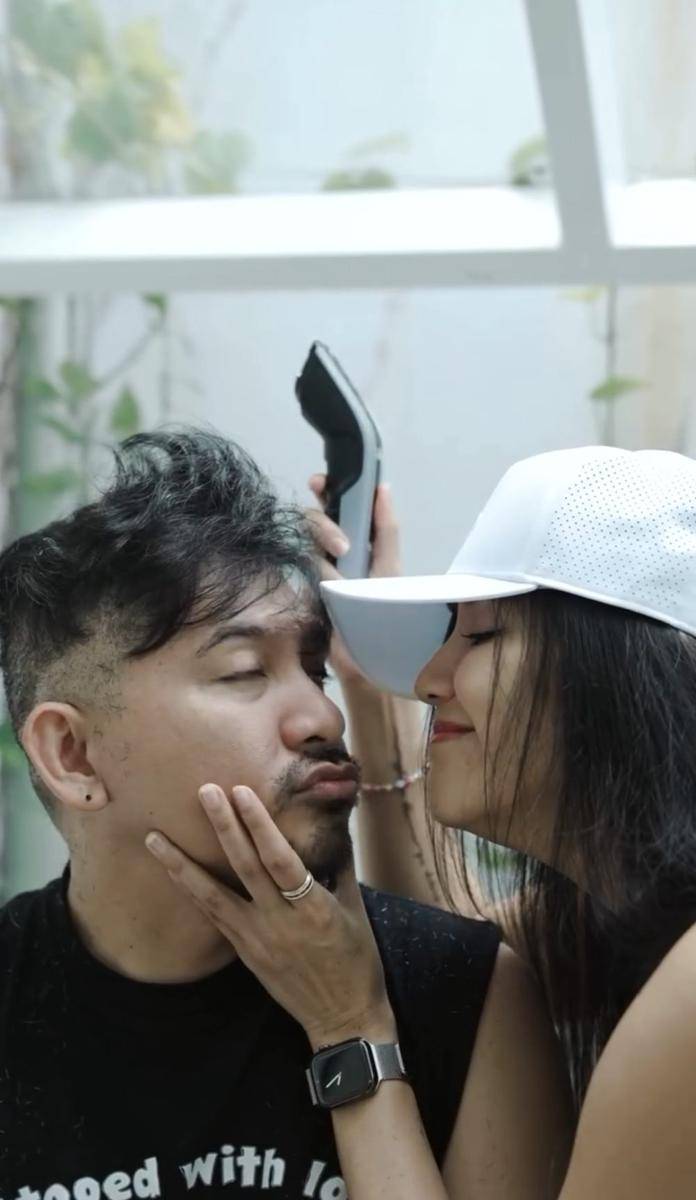 Sharena cukur rambut Ryan Delon (instagram.com/mrssharena)