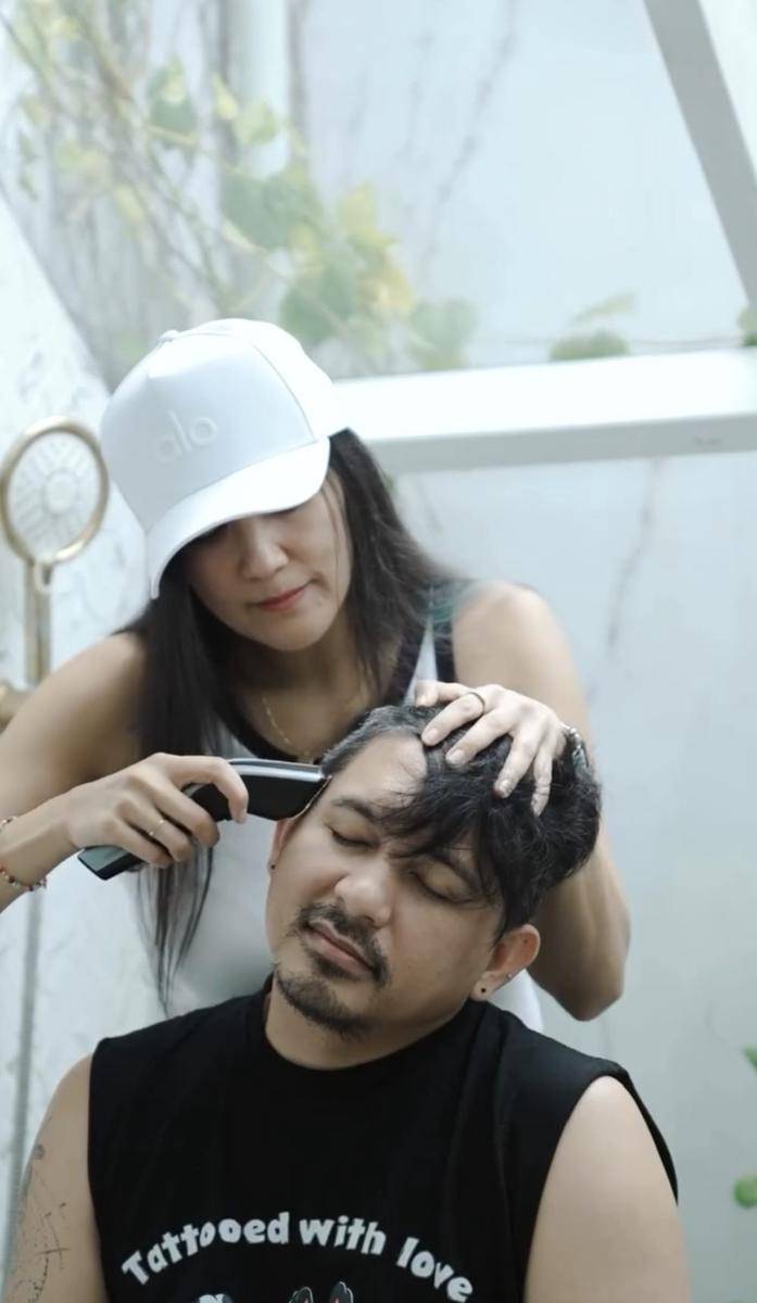 Sharena cukur rambut Ryan Delon (instagram.com/mrssharena)