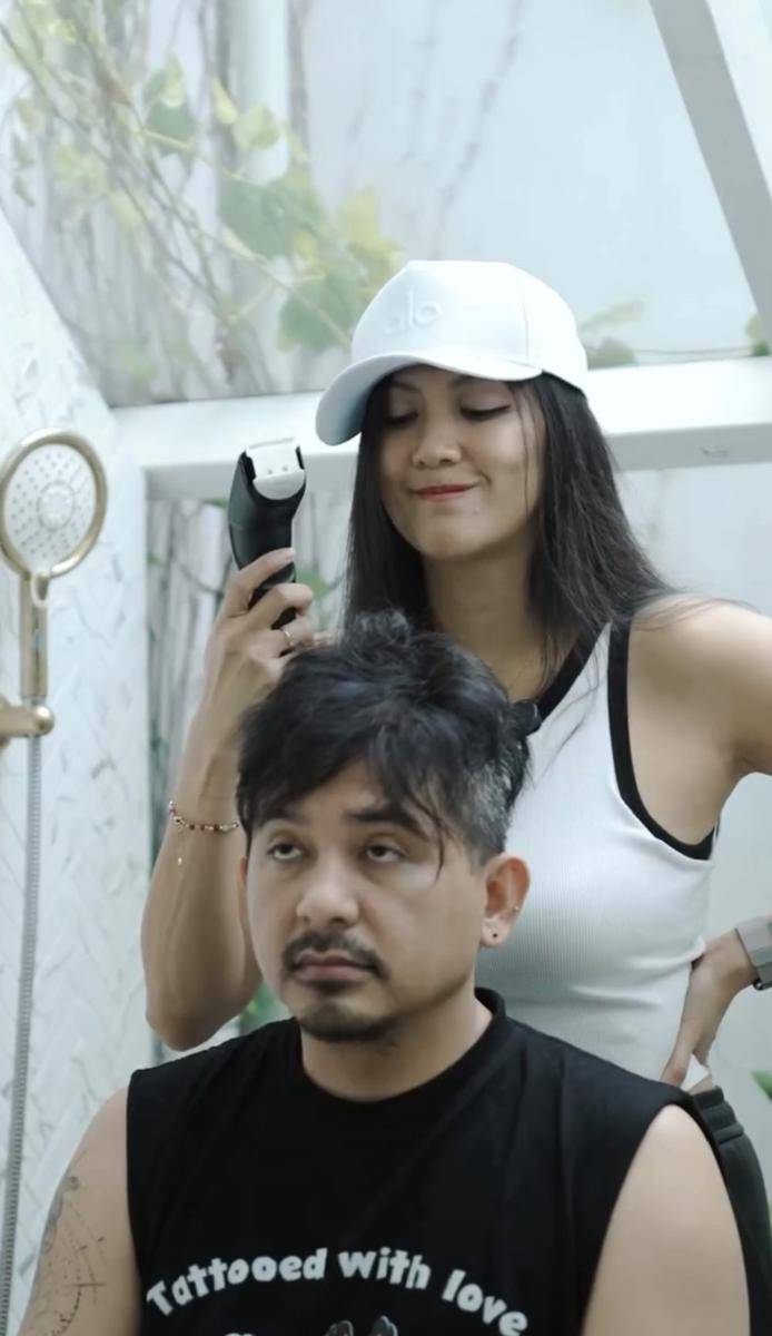 Sharena cukur rambut Ryan Delon (instagram.com/mrssharena)