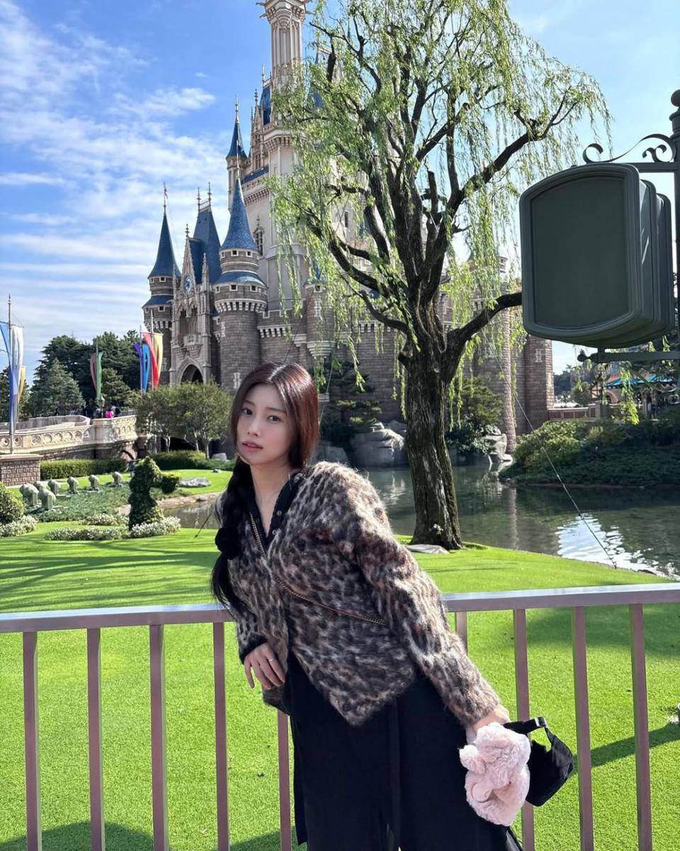 Kang Hye Won (instagram.com/hyemhyemu)